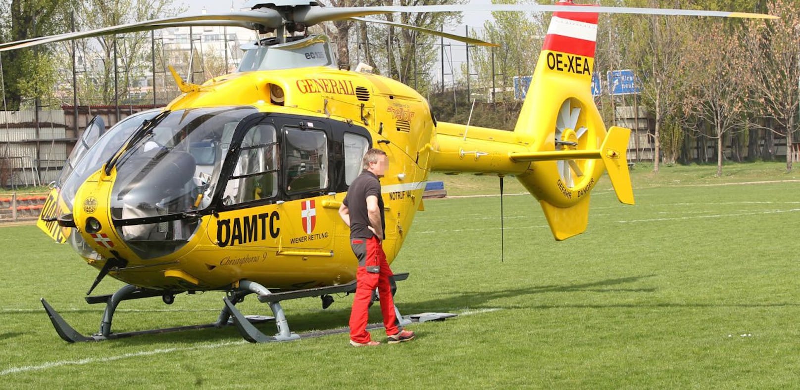 Hubschrauber flog verletzten Arbeiter ins Spital. 