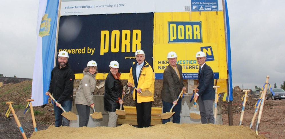 Spatenstich: Vize Brigitte Krenn, Baustadtrat Simon Jahn, Bürgermeisterin Karin Baier, Vorstandsobmann NBG Walter Mayr, Gerhard Schödinger und Prokurist der PORR Dieter Haderer.
