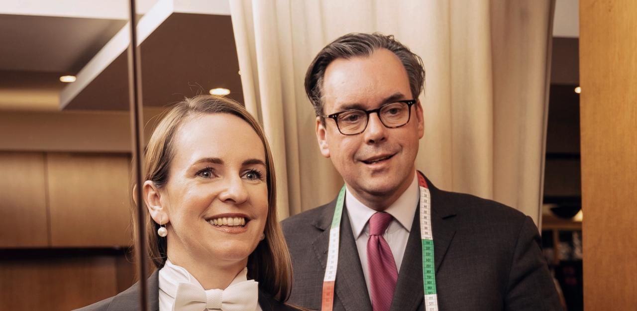 Heute.at - Organisatorin Großbauer in Frauen-Frack am Opernball