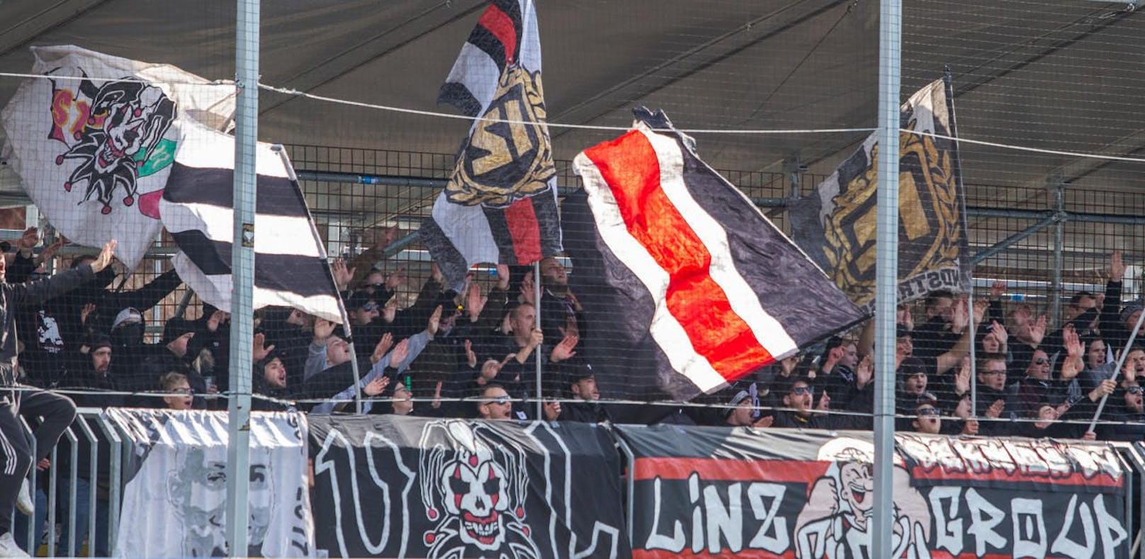 LASK-Fans beim Auswärtssieg in Mattersburg. Bilder wie diese wird es noch länger nicht mehr geben.