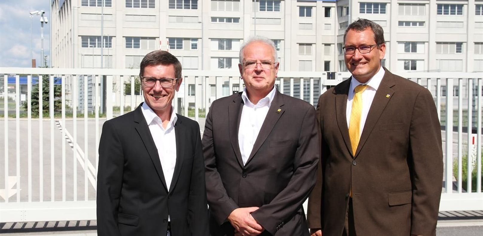 Wirtschaftsstadtrat Erwin Krammer, Bürgermeister Reinhard Resch und Wirtschaftsservice-Stellenleiter Matthias Slatner (von links) freuen sich über die Standortentscheidung des Konzerns MSD. 