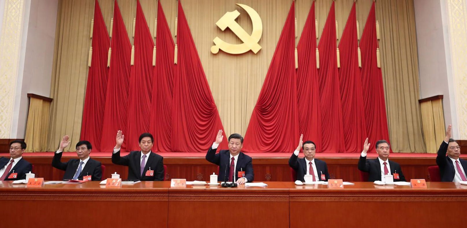 Xi Jinping (M.) und das Zentralkomitee der Kommunistischen Partei Chinas. 