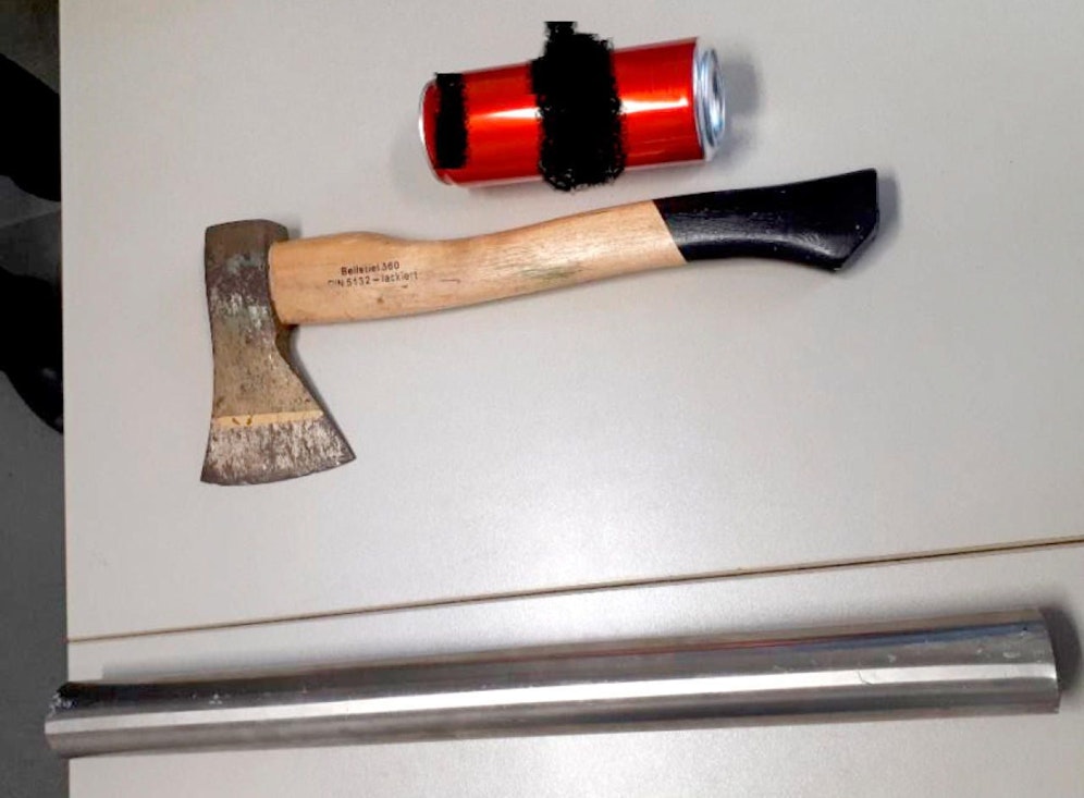 Mit diesen Gegenständen attackierte der 22-Jährige Lenker und Polizisten.