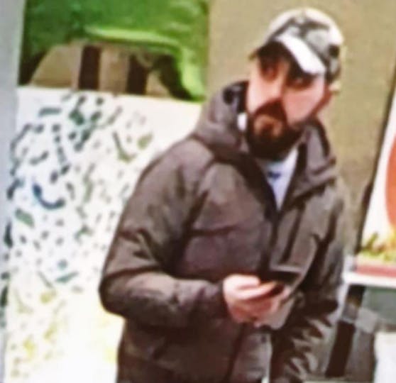 Die Polizei sucht diesen Verdächtigen.