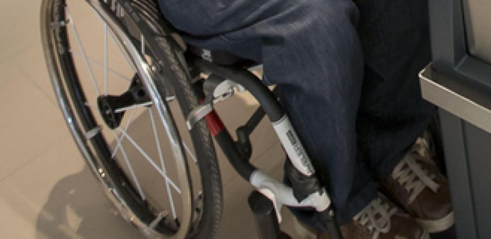 Die Polizei musste einen aggressiven Rollstuhlfahrer bändigen.