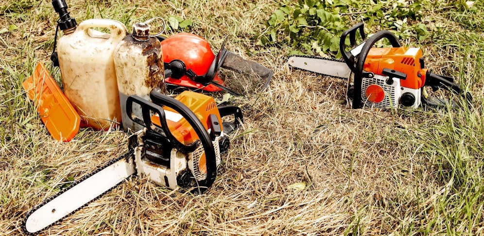 Aus der offenen Halle wurden zwei Motorsägen und ein voller Kanister gestohlen.