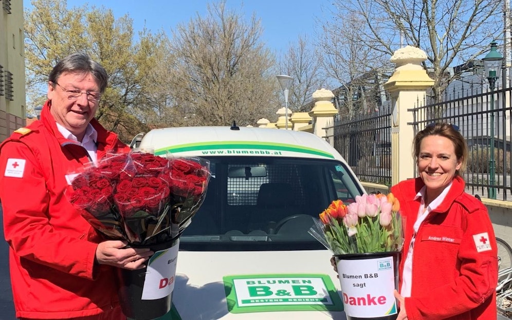 Josef Schmoll und Andrea Winter vom Roten Kreuz und all ihre Mitarbeiter freuen sich über das blühende Dankeschön.