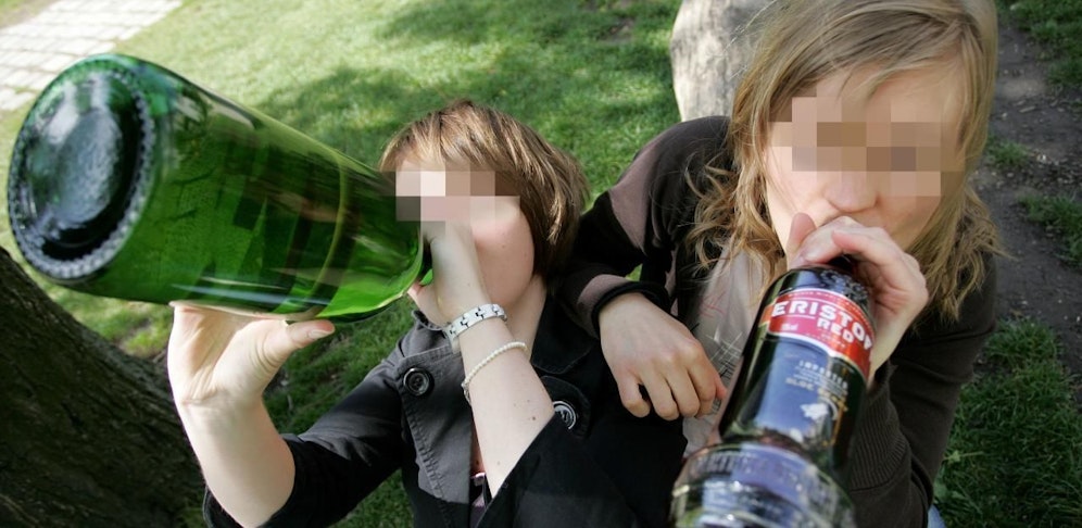 Zwei Mädchen tranken im Freibad Whisky und randalierten.