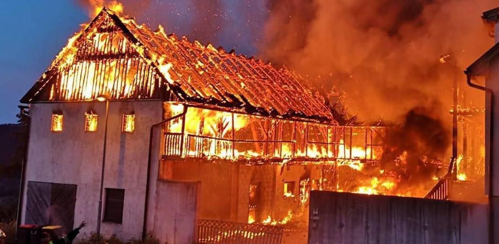 Stall ging in Flammen auf: Frau und Kind retteten sich