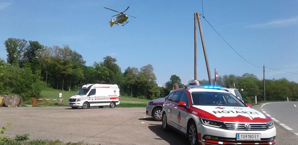 Ein Großaufgebot an Rettungskräften kümmerte sich um den Mann. 