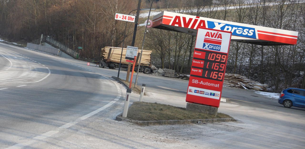 Heute.at - Lenker fühlte sich unwohl und kracht in Tankstelle