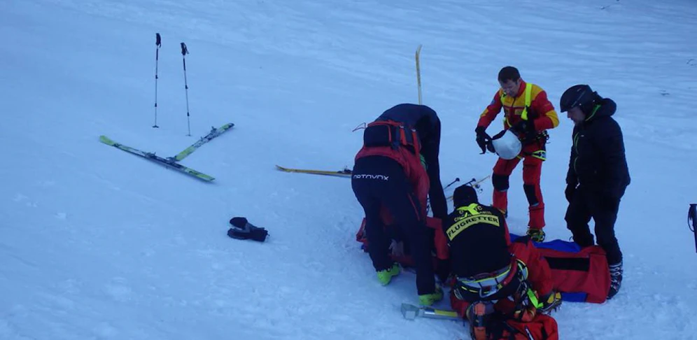 Mann stürzte auf Piste. 