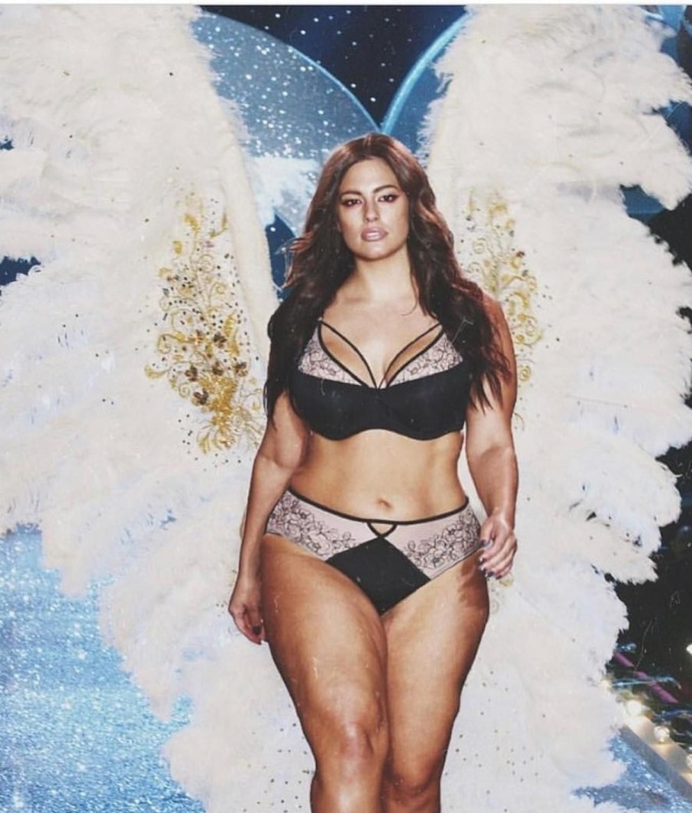 Ashley Graham kopierte sich aus Protest in ein Foto der Victoria's Secret Show. (Foto: Instagram/AshleyGraham) 