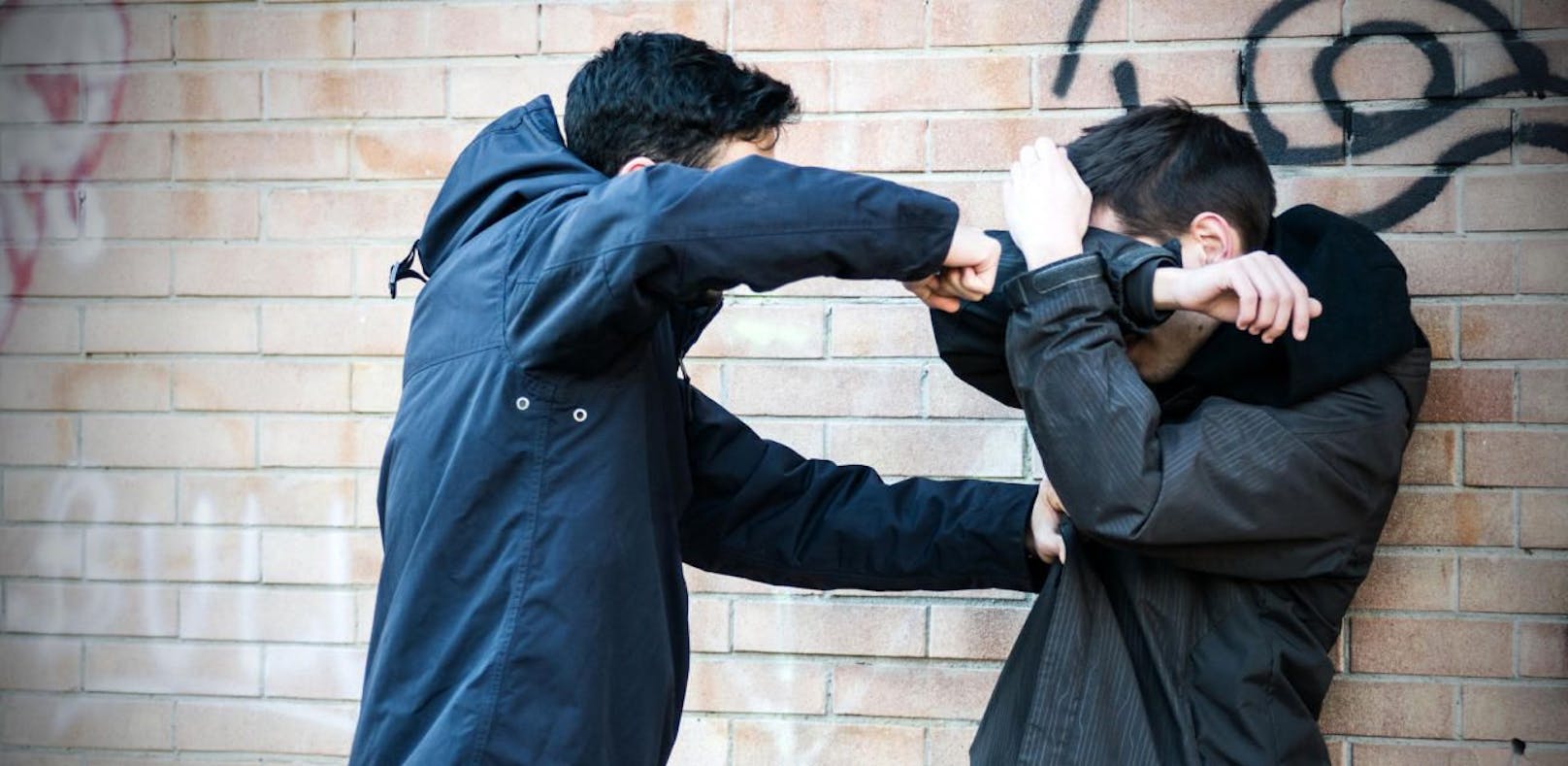 Gewalttätiger Streit unter jungen Männern. Symbolfoto