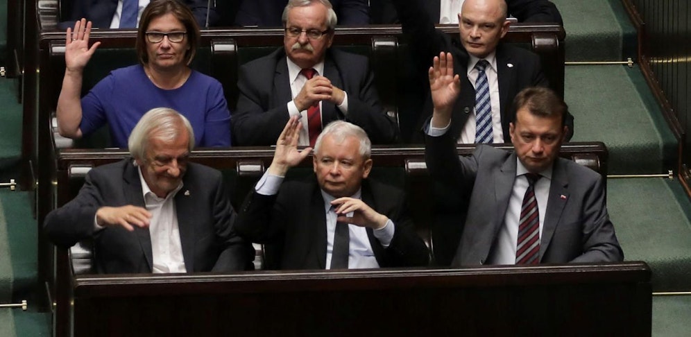 Die PiS von Jaroslaw Kaczynski (M.) stimmt in Warschau für das umstrittene Gesetz zur Justizreform