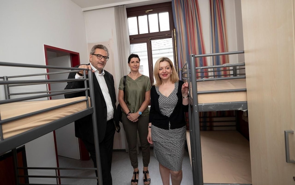 Sozialstadtrat Peter Hacker, Geschäftsführerin von Obdach Wien Doris Czamay und FSW-Geschäftsführerin Anita Bauer (v.l.n.r.) eröffneten das neue "Obdach Favorita".