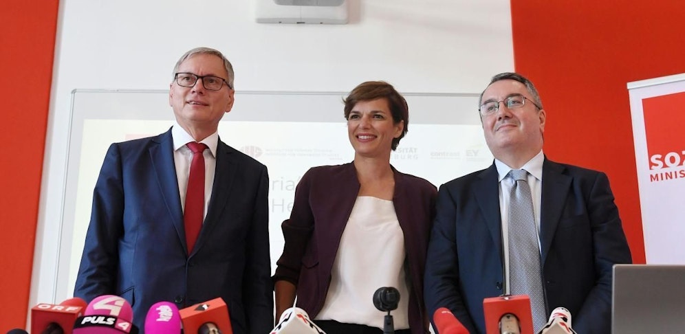 Sozialminister Alois Stöger (SPÖ), Gesundheitsministerin Pamela Rendi-Wagner (SPÖ) und Univ. Prof. Elias Mossialos (London School of Economics) 