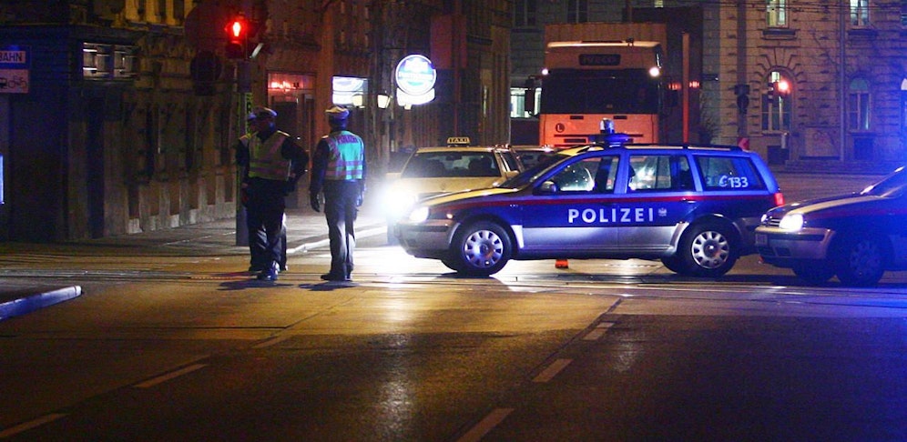Die alkoholisierte Frau schubste den Kinderwagen mehrmals gegen die Mauer (Symbolfoto)