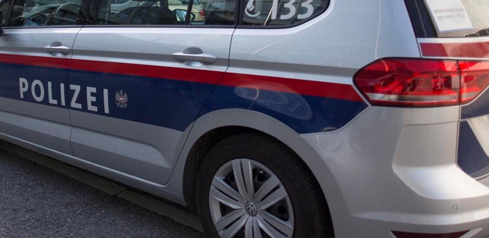 Die Polizei verstärkt die Präsenz vor der Schule.