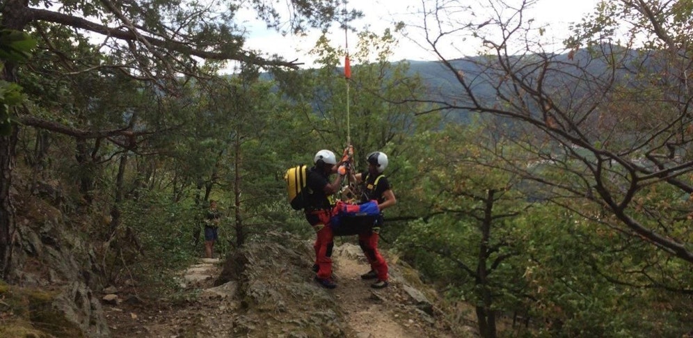 Die Besatzung des C15 musste die Frau aus dem steilen Gelände holen.