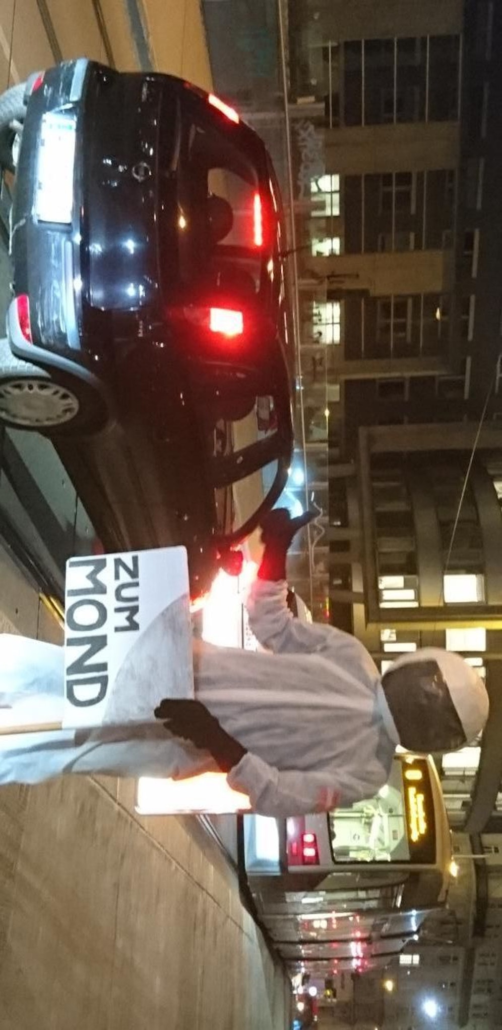 Dieser Weltraumentdecker suchte auf der hinteren Zollamtsstraße in Wien nach einer Mitfahrgelegenheit. Ziel: Der Erdtrabant!