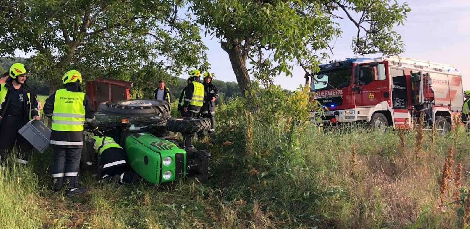 Traktor umgekippt – Feuerwehr rückte aus