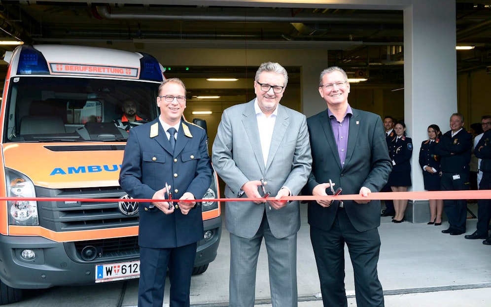 Heute wurde im Krankenhaus Nord Wiens erste Rettungsstation in einem Spital eröffnet. Der Leiter der Berufsrettung Wien Rainer Gottwald, Gesundheitsstadtrat Peter Hacker und der Floridsdorfer Bezirkschef Georg Papai schnitten feierlich das Band durch. 