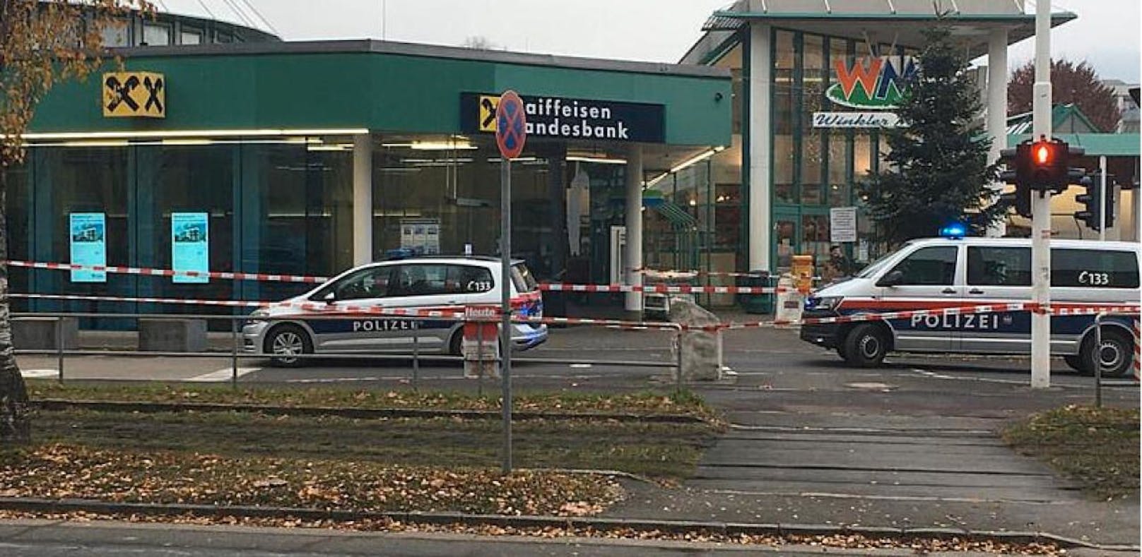 Die Raiffeisenbank in Dornach beim Winkler Markt wurde überfallen.