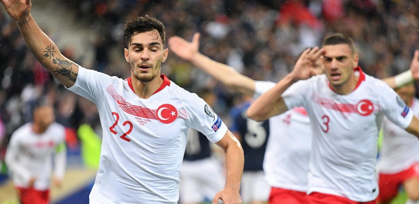 Kaan Ayhan feiert sein Tor gegen Frankreich, ohne Salut.