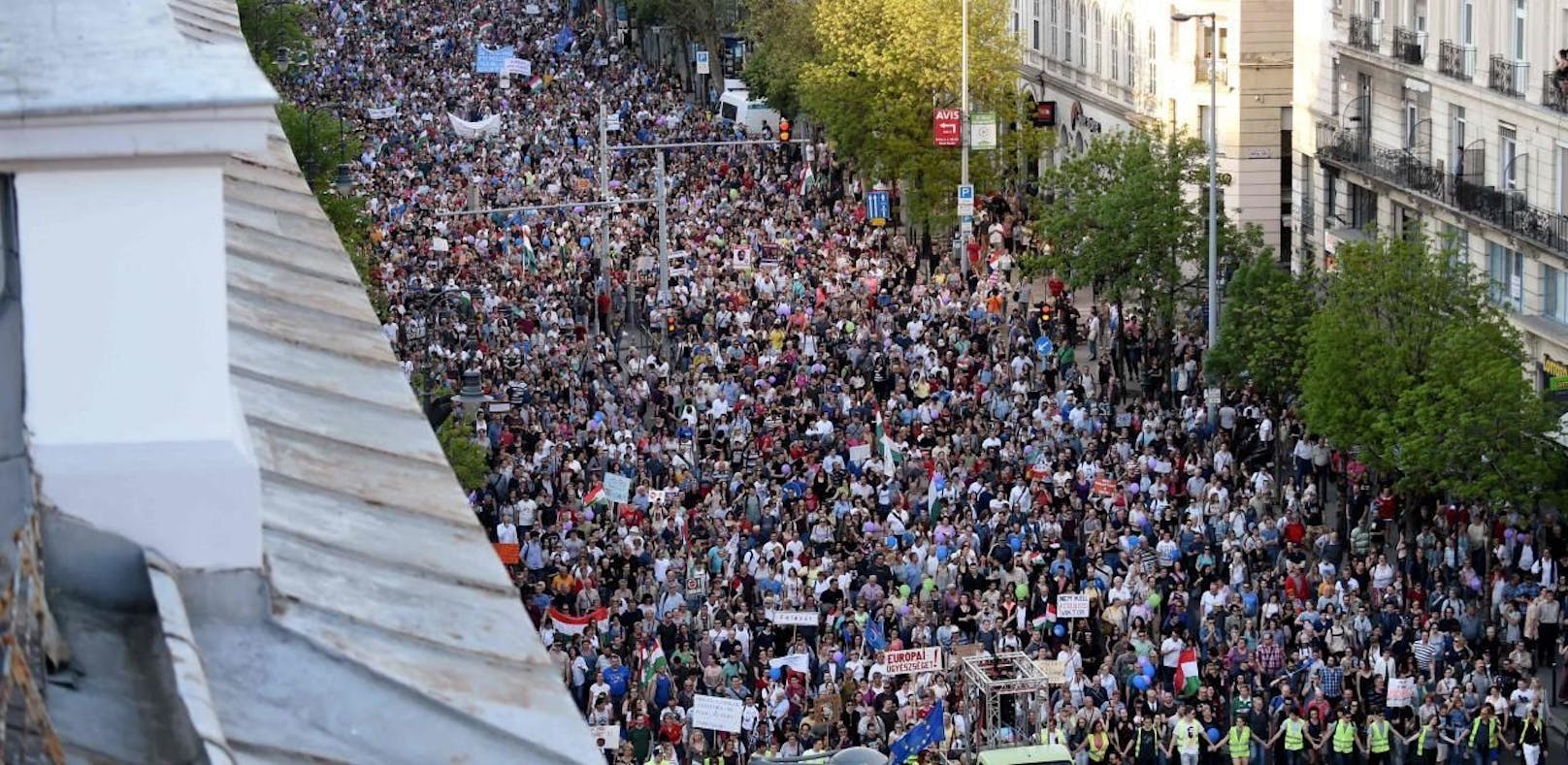 Zehntausende marschieren gegen Orban
