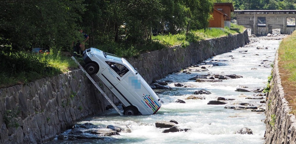 Fahrzeug in die Melach gefahren