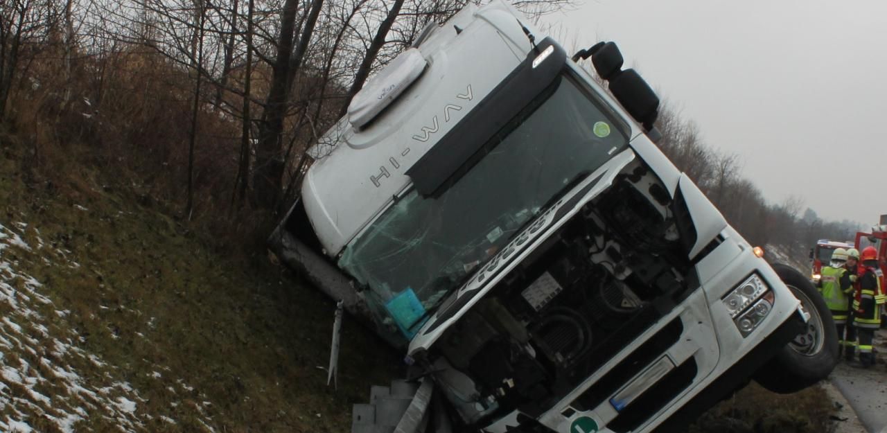 Heute.at - Unfall auf A1: Lkw stürzt in Straßengraben