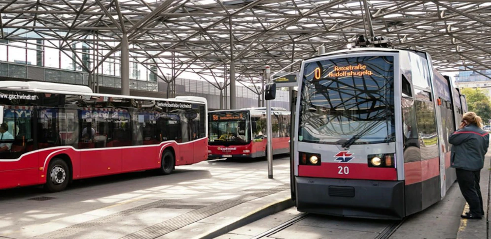 Bus Linie 80A  Linie O  und Linie 5 am Praterstern