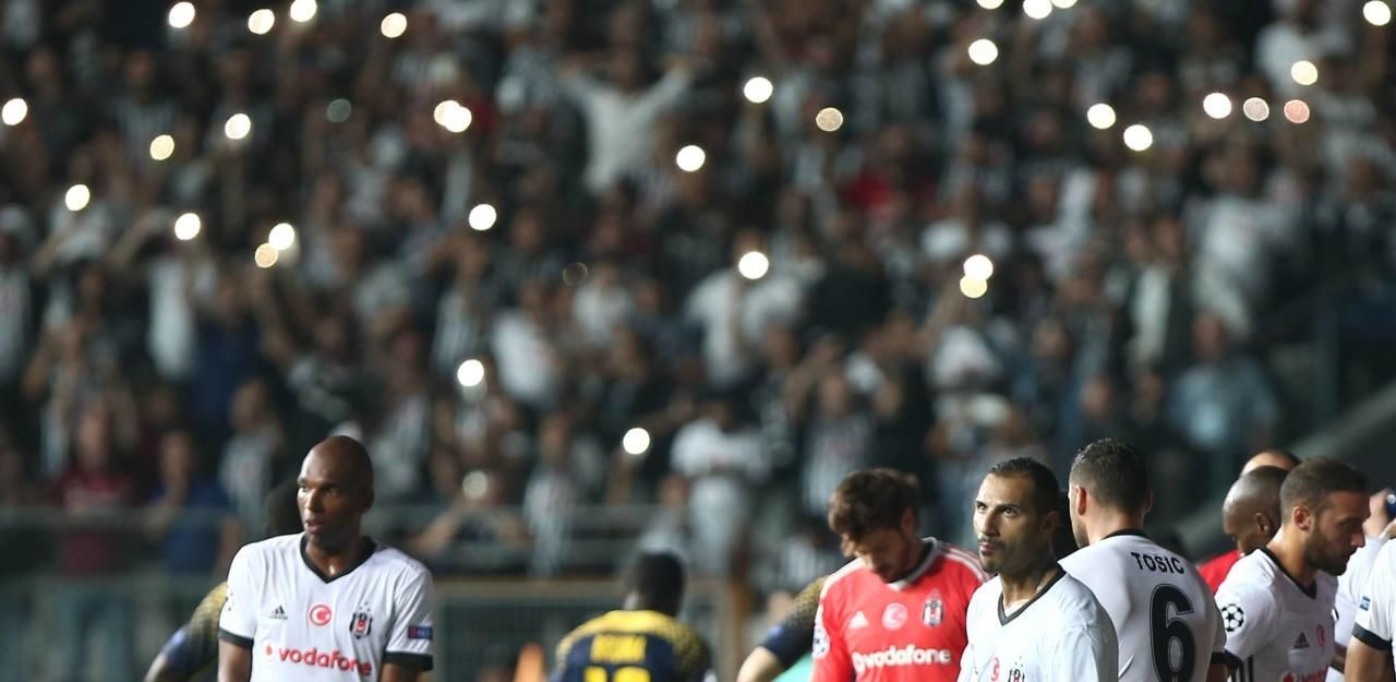 Heute.at - Besiktas-Fans verwandeln ihre Arena in Lichtermeer