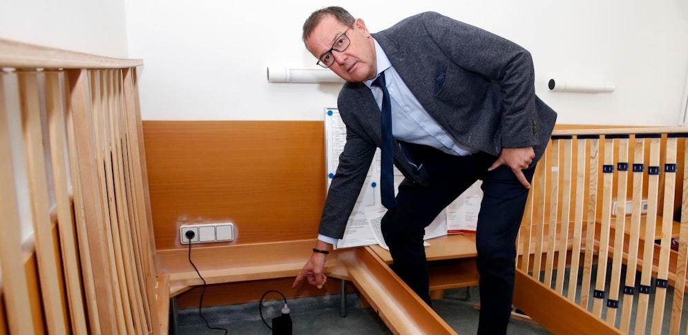 Schulchef Gerfried Pirker mit der Wanzenfalle. (Foto: Oskar Hoeher)