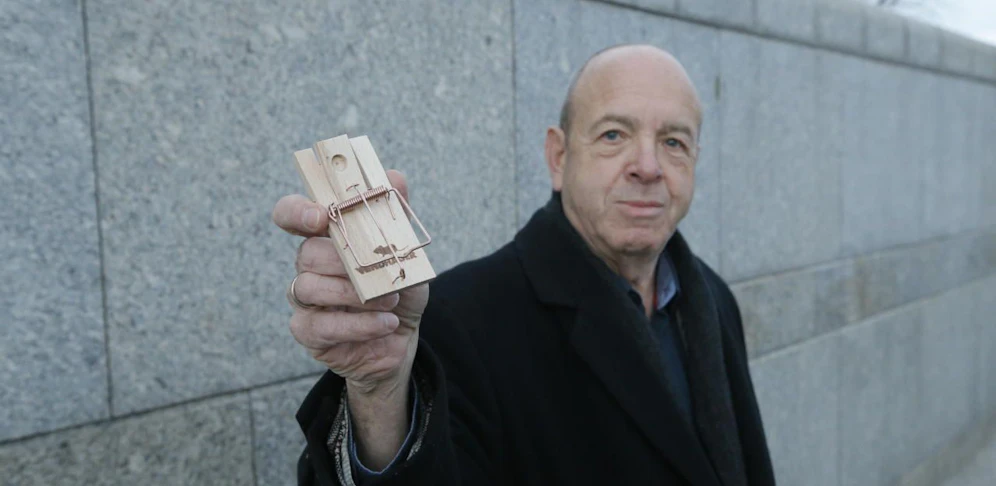 Robert H. (70) trägt die gespannte Mausefalle immer in seiner Manteltasche.
