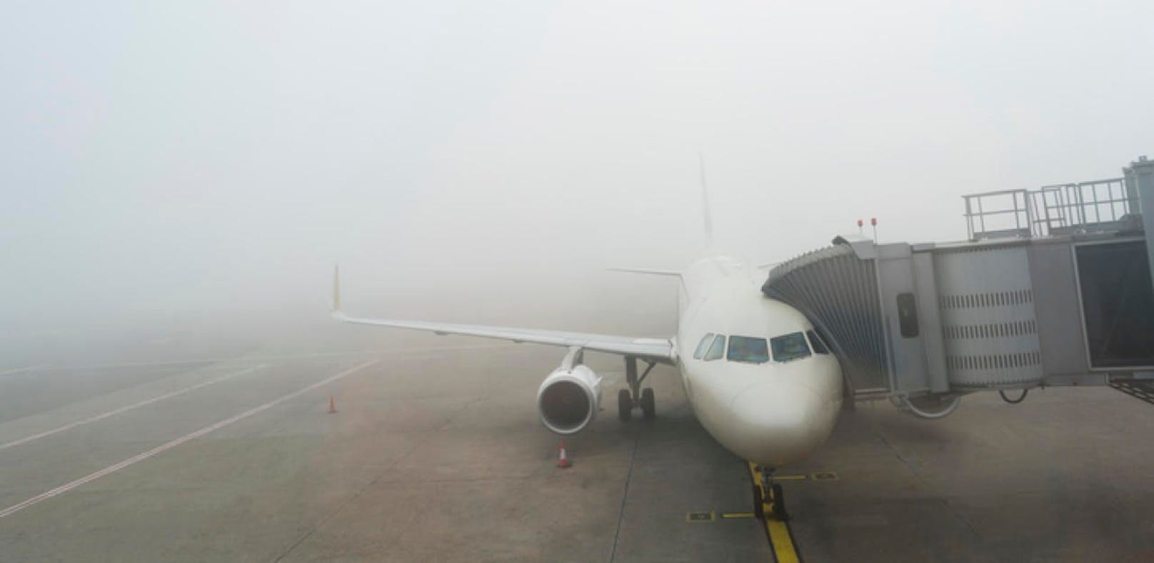 Flugzeug im Nebel (Archivfoto)
