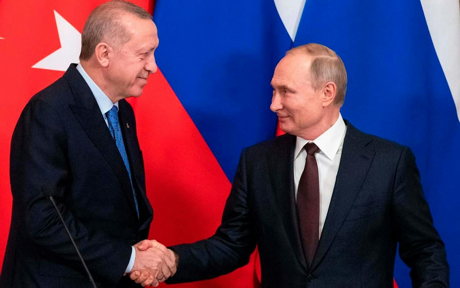 Halten sich nicht an die Corona-Hygienevorschriften: Putin und Erdogan beim Händeschütteln
