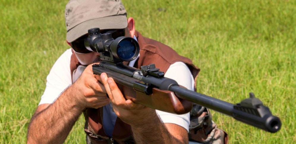 Ein Mann feuerte mit einem Luftdruckgewehr