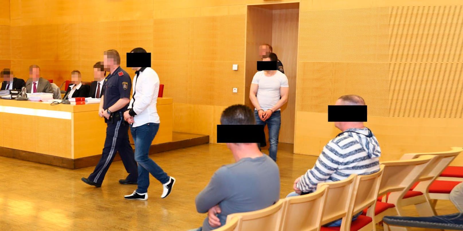 Die vier Angeklagten im Gerichtssaal in Wels.