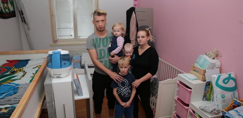 Kaum Platz im gemeinsamen Schlafzimmer: Mama Jacqueline mit ihren Kids Tyler, Amanda und Julian und ihrem Lebensgefährten Harald.