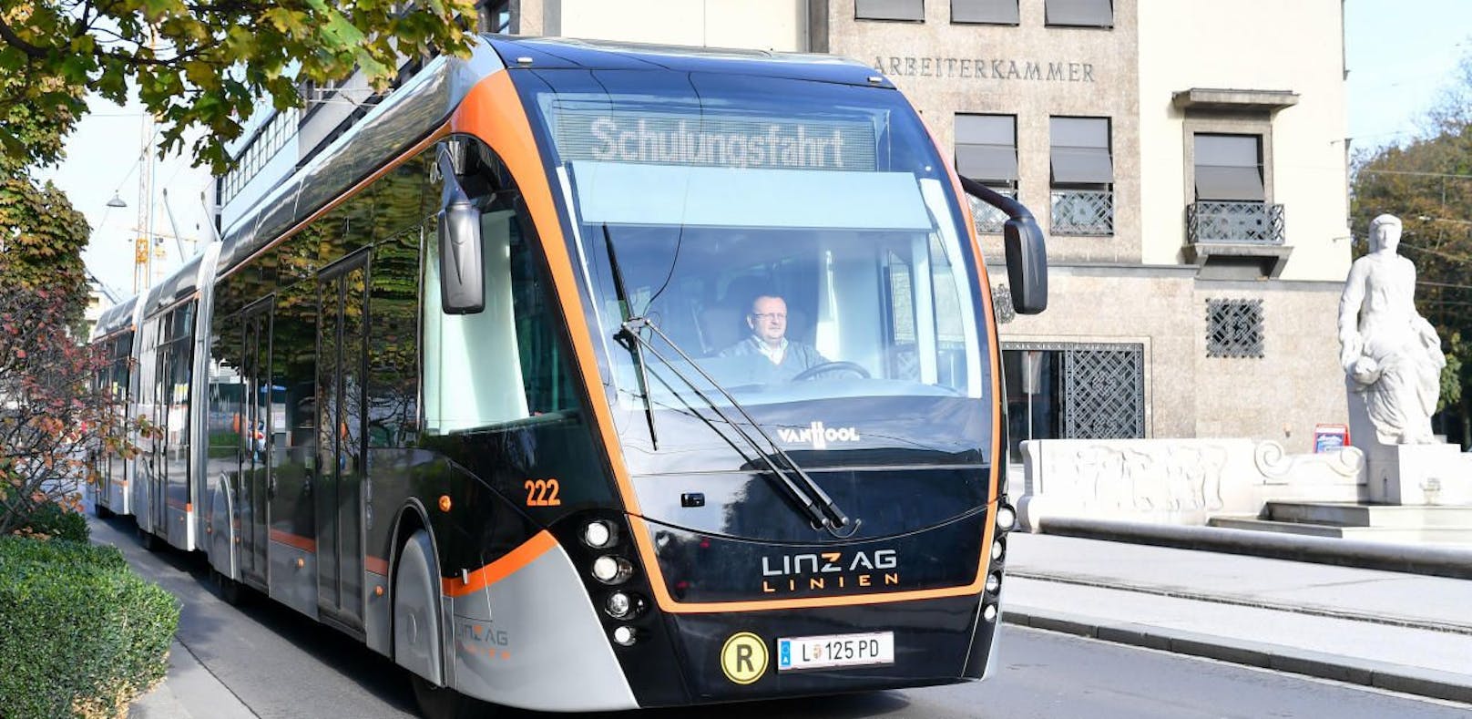 Erste Fotos: Mega-Bus rollt bereits durch Linz
