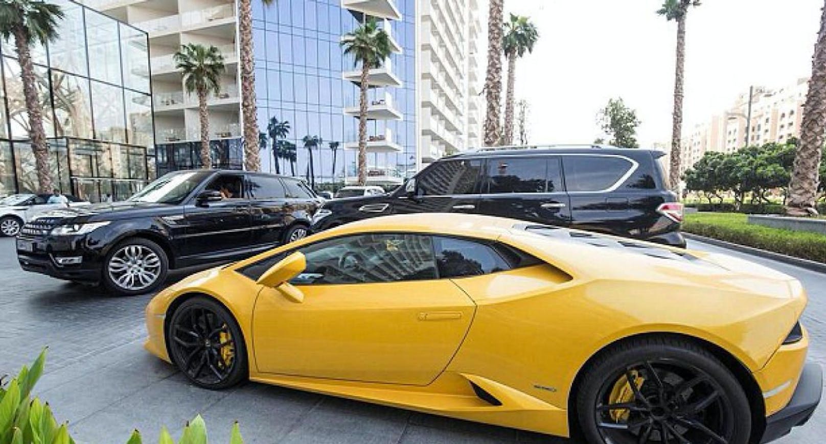 Der betroffene Lamborghini Huracan steht weiterhin auf dem Parkplatz des 5-Sterne-Hotels, in dem Raser Farah H. wohnt. 