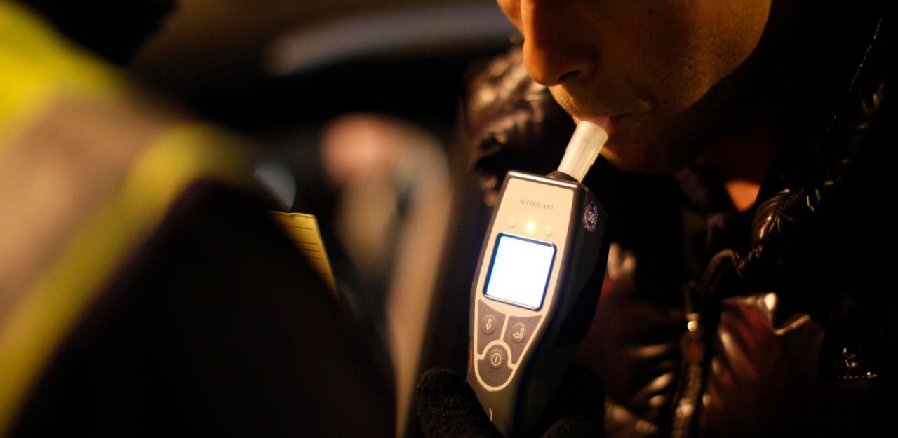 Fahrzeugkontrolle und Alkoholtest. (Symbolbild)