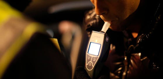 Fahrzeugkontrolle und Alkoholtest. (Symbolbild)