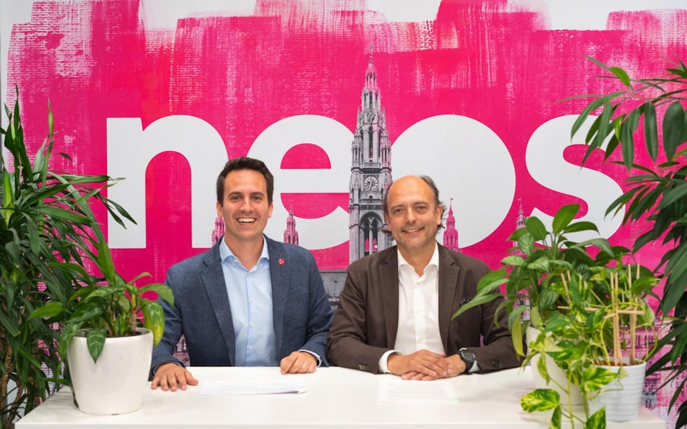 Die Wiener Neos (v.li.: Klubchef Christoph Wiederkehr und Klimaschutzsprecher Stefan Gara) fordern ein neues Klimaschutzgesetz für Wien. 