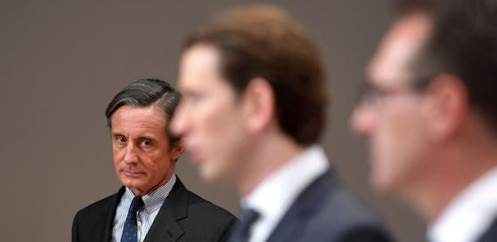 Regierungssprecher Peter Launsky-Tieffenthal (l), mit Bundeskanzler Sebastian Kurz (ÖVP) und Vizekanzler Heinz Christian Strache (FPÖ).