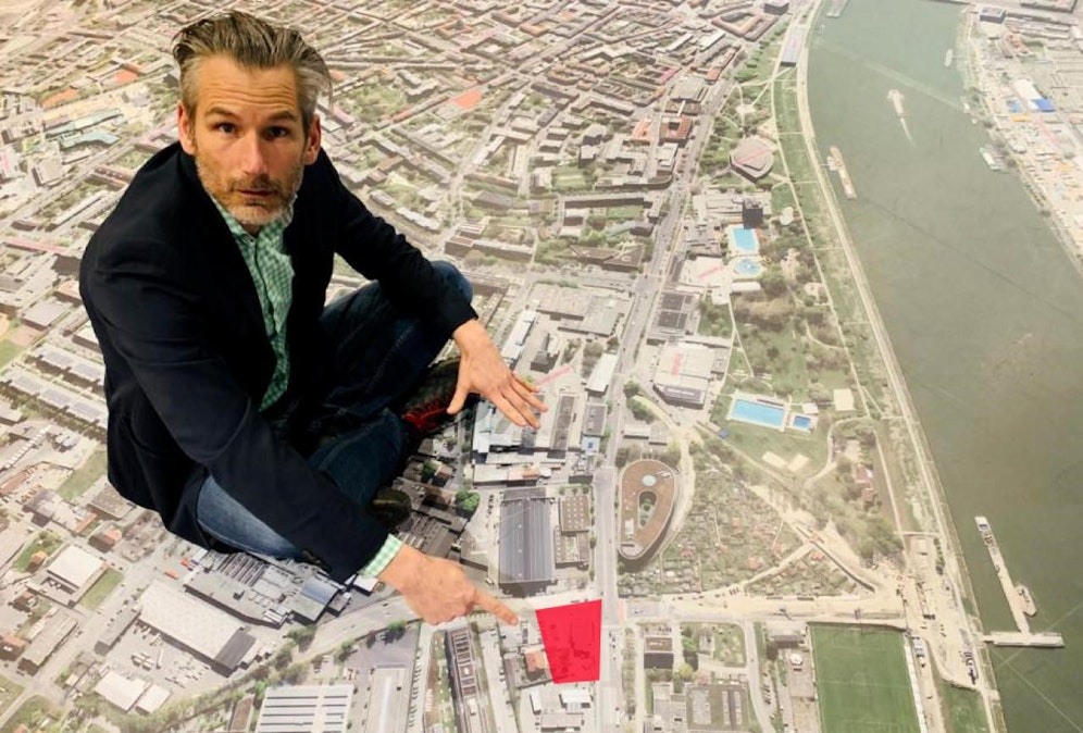 Lorenz Potocnik zeigt, wo das Grundstück liegt.