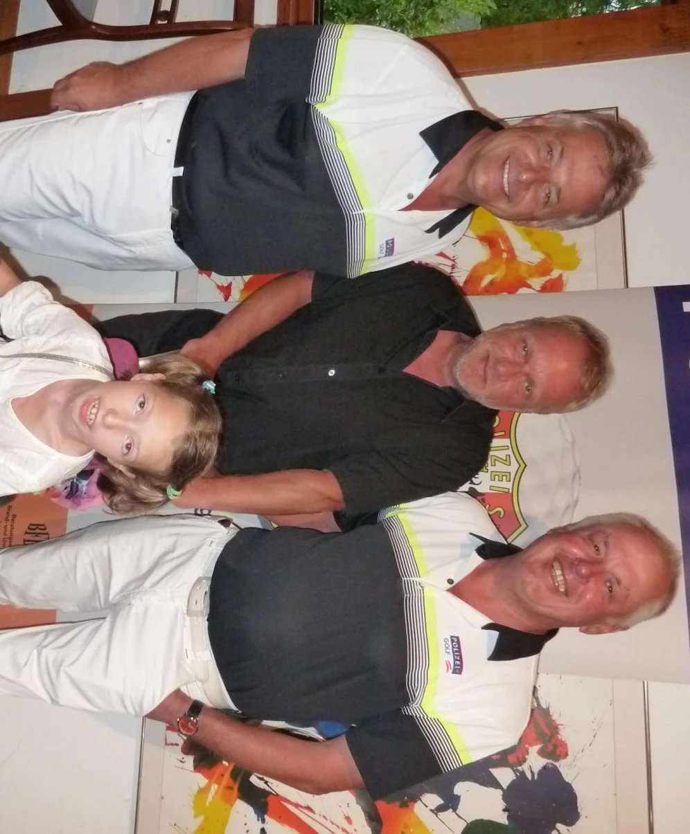 Reinhard Nowak (Mitte) mit Anna, die Organisatoren Manfred Binder und Manfred Rutzenholzer  