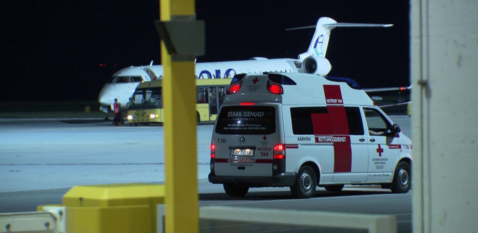 Die Passagiere wurden am Klagenfurter Flughafen schon von den Einsatzkräften erwartet.